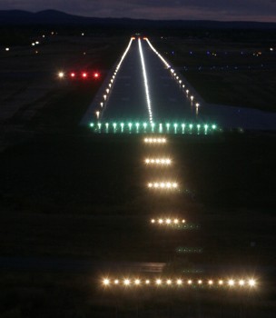 Aeropuerto_Nocturno El Gobierno, para reducir gastos, cerró aeropuertos con poco tráfico a determinadas horas. Ahora los abre para incentivar el tráfico aéreo.