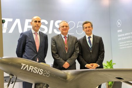 De izquierda a derecha: Pedro Becerra, Director de Sistemas de Defensa de AERTEC Solutions, el General Flavio Enrique Ulloa, Gerente de CIAC y Antonio Gómez Guillamón, Director General de AERTEC Solutions. 