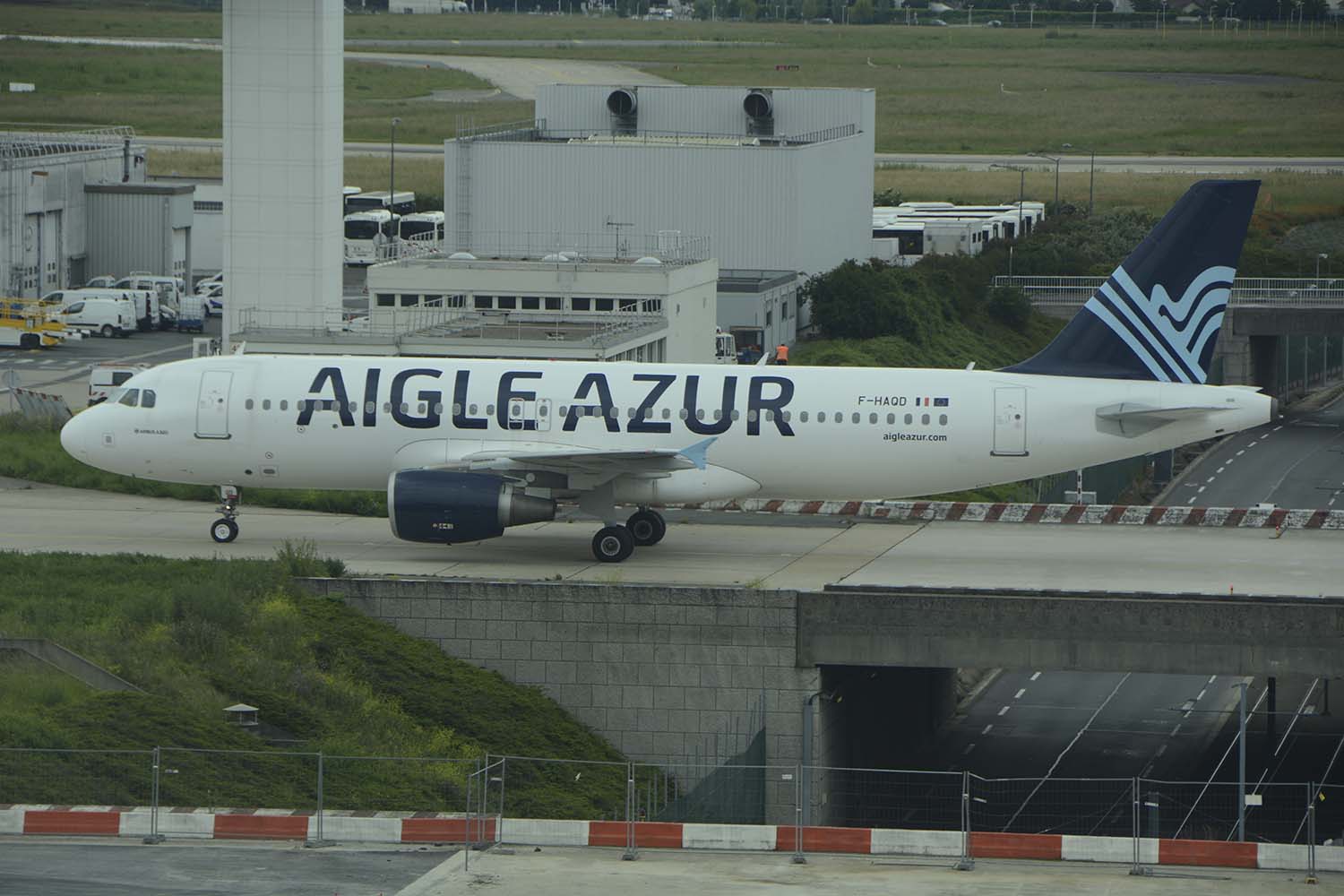Aigle Azur opera principalmente desde el aeropuerto de París Orly con aviones A320 y A319 además de dos A330. Argelia es su principal mercado.
