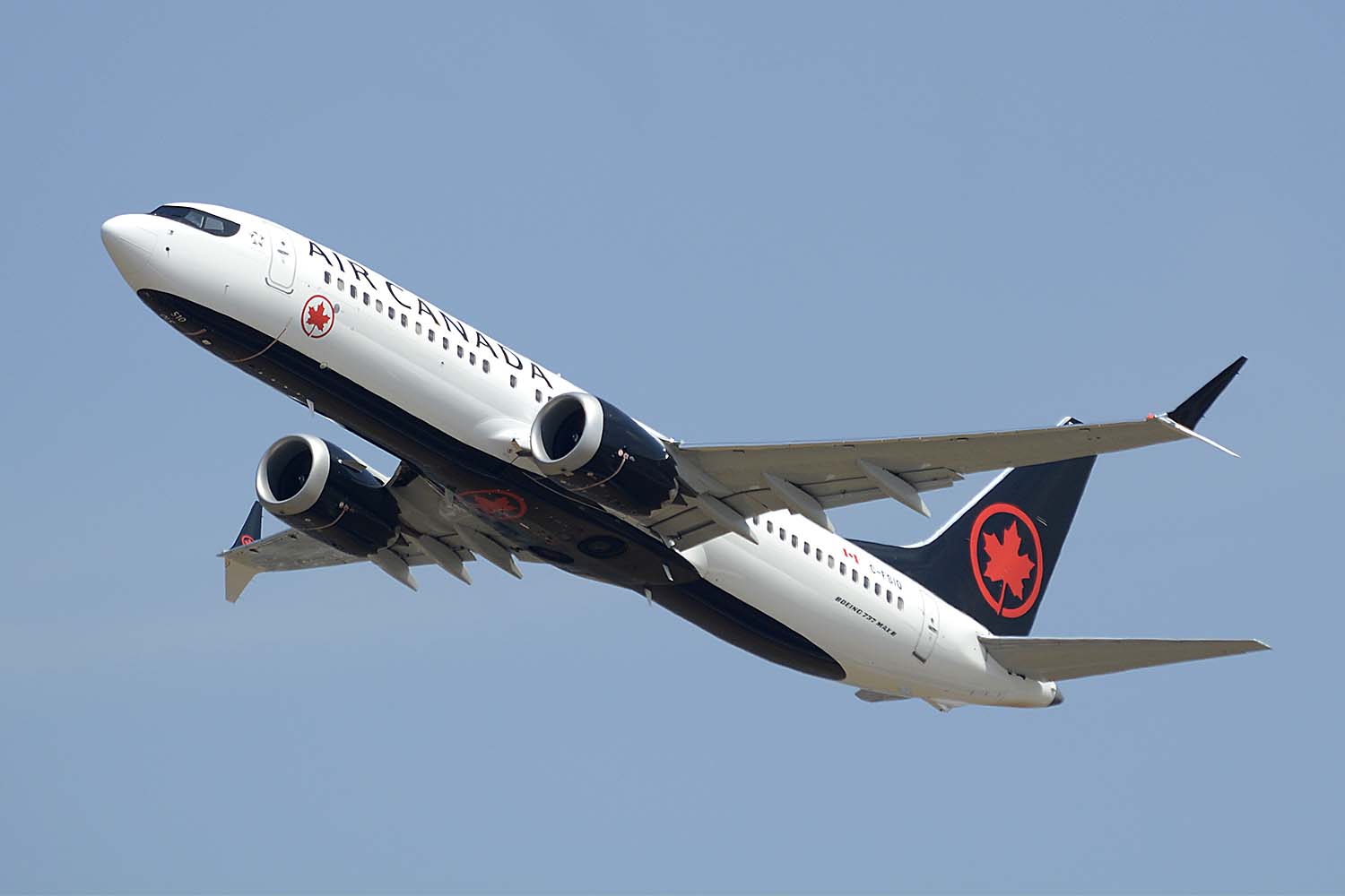 Boeing 737 MAX de Air Canada despegando de Londres Heathrow.