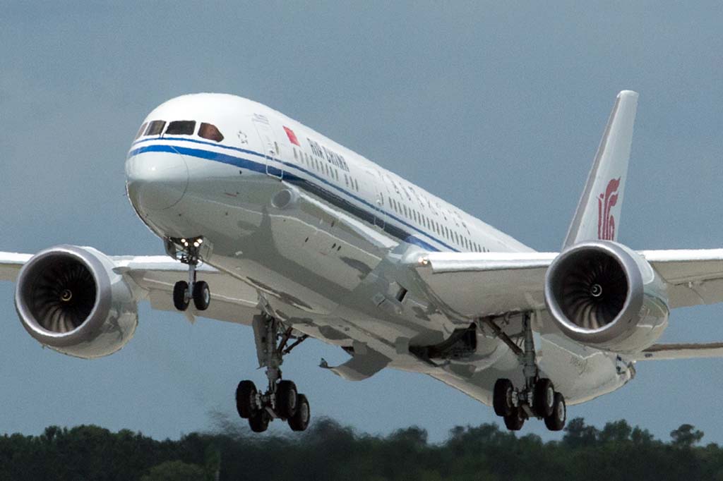 Aterrizaje del primer Boeing 787-9 de Air China en Everett durante el vuelo de aceptación.