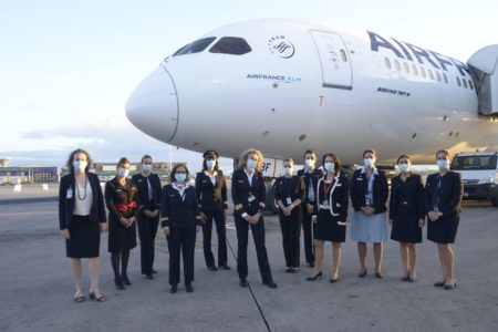 La comandante Laurence Elles Mariani y su tripulación a la llegada a Buenos Aires.