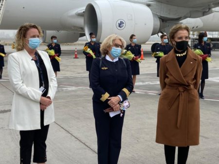 Recepción en Santiago a la llegada del vuelos desde París.
