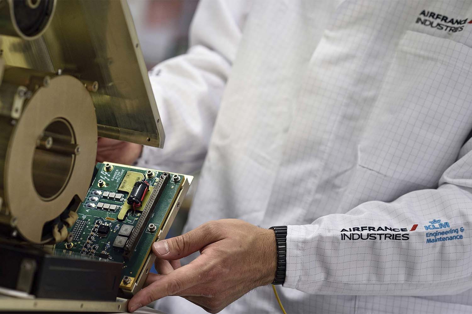 Mantenimiento de componentes electrónicos en Air France Industries KLM Engineering & Maintenance.