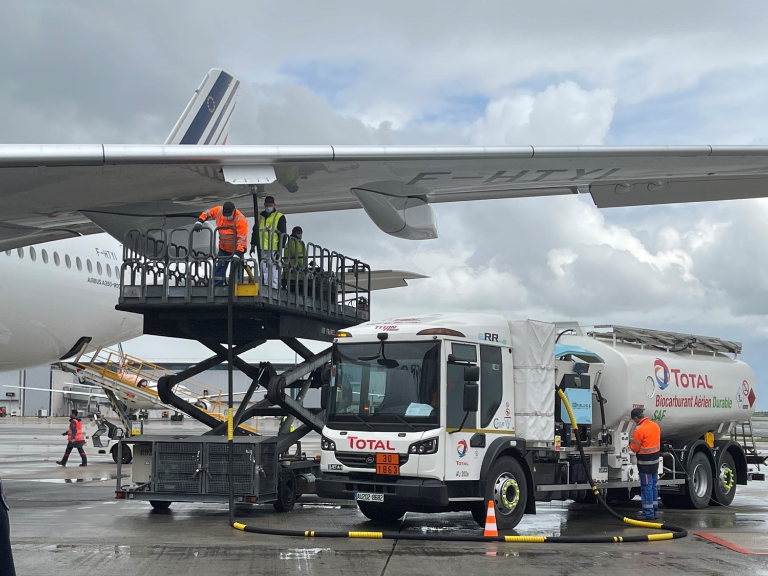 Carga del biocombustible en el A350 de Air France para el vueloa Montreal.