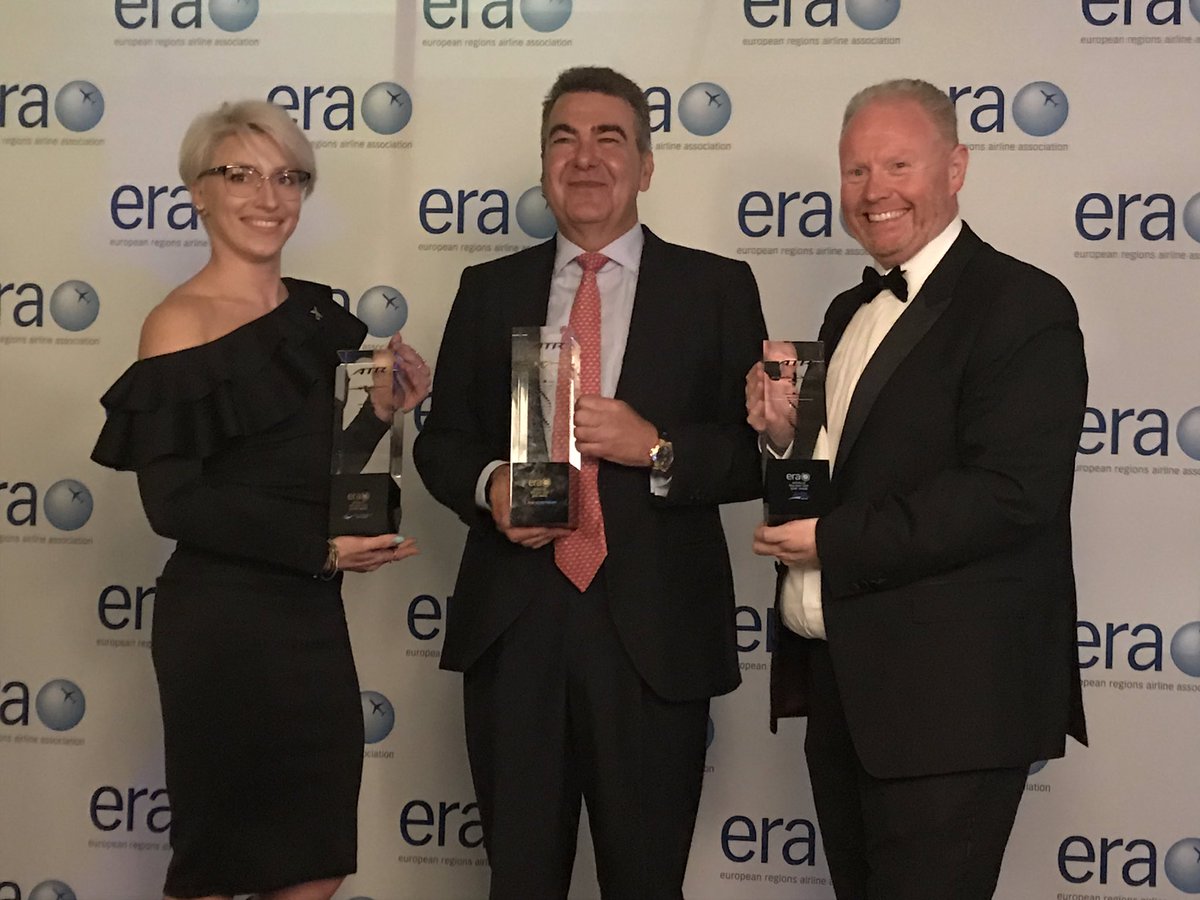 Carlos Bertomeu, al centro, tras recoger el premio de Oro de la ERA, junto a los otros galardonados.