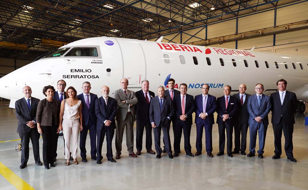 Foto de "familia" tras el bautismo del CRJ1000 de Air Nostrum con el nombre de Emilio Serratosa: de izquierda a derecha: Miguel Ángel Falcón, Ana Serratosa, Fernando Candela, Begoña Serratosa, Javier Serratosa, Enrique Donaire, Angel Mullor, Xabier de Irala, Emilio Serratosa, Gonzalo Serratosa, Carlos Bertomeu, Pablo Serratosa, Antonio Vázquez, Fernando Conte, Luis Gallego y Rafael Sánchez-Lozano