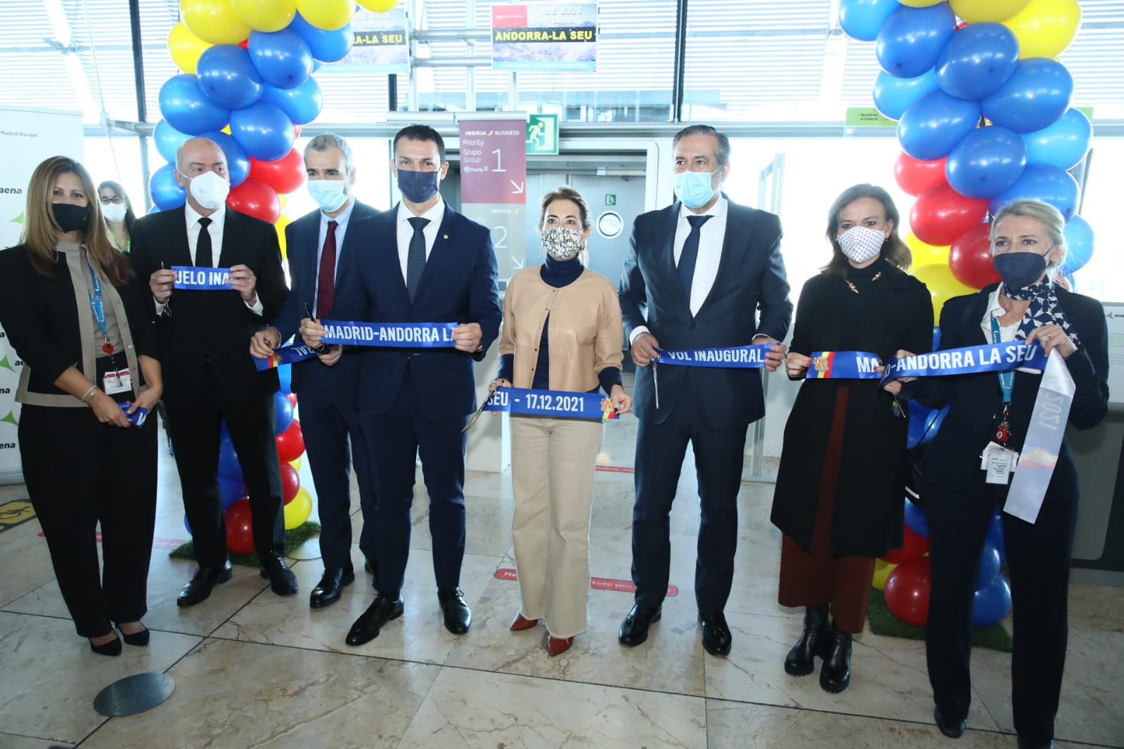 Corte de la cinta inaugural en barajas a la salida del primer vuelo de Air Nostrum a Seo de Urgel.