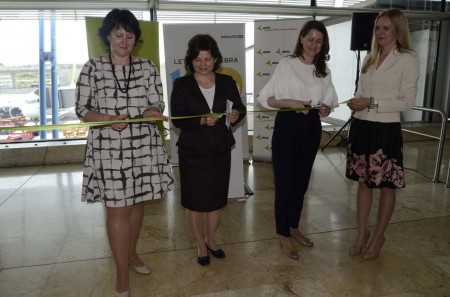Irina Pilipenko, directora de Ventas de Air Baltic, Argita Dauze, embajadora de Letonia en España y Elena Mayoral,  directora del aeropuerto de Madrid Barajas cortan la cinta inaugural del vuelo de Air Baltic.