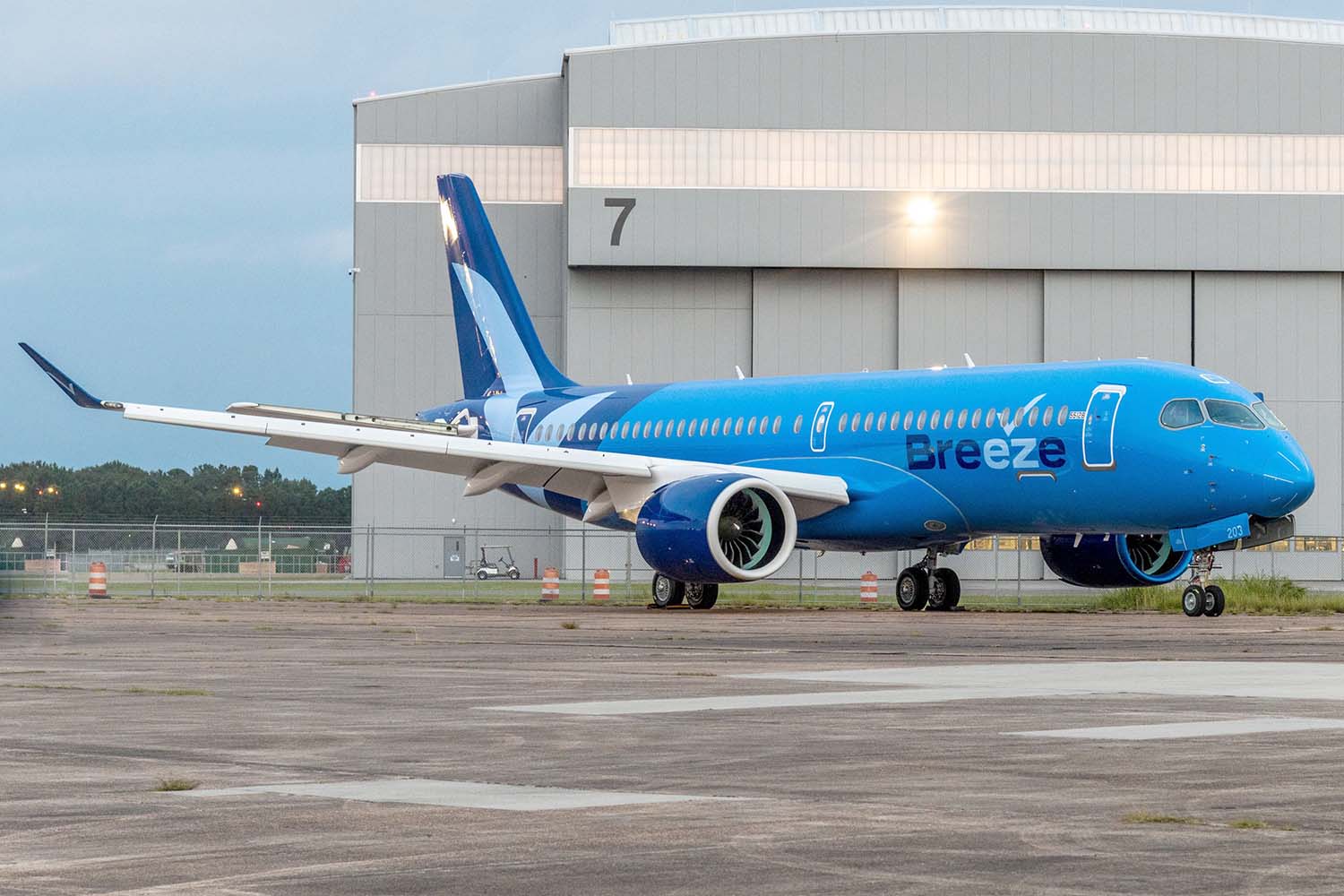 El primer Airbus A220 de Breeze tras su salida del hangar de pintura.