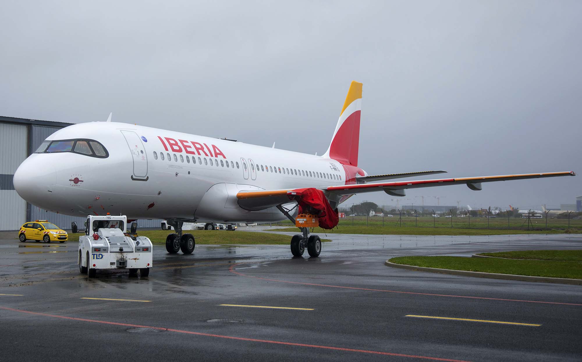 El primero de los Airbus A320neo de Iberia poco después de ser pintado, aún sin sus motores ni portar el nombre Patrulla Águila.