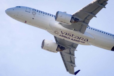 Vistara en su primer A320neo sigue la moda de poner su nombre en la panza del avión, pero en este caso ha añadido el modelo.