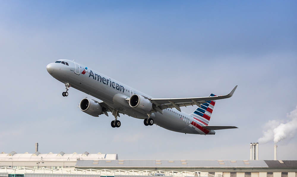 El primer A321neo de American Airlines despegando de la factoría de Airbus en Finkenwerder en uno de sus vuelos de prueba.