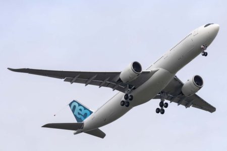 El primer A330-900 de 251 Tm de peso máximo al despegue hizo su primer vuelo con una duración d e5 horas y 12 minutos.