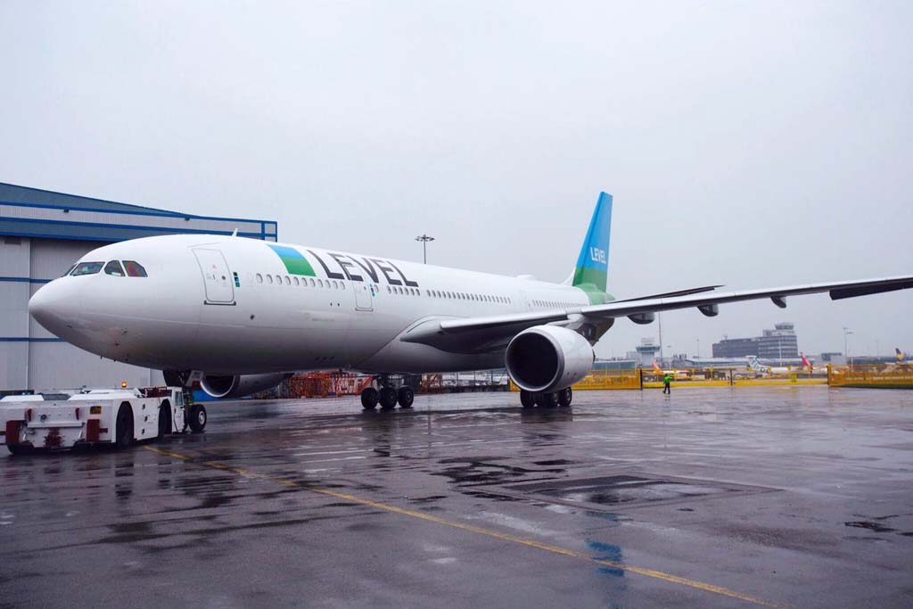 El primero de los dos Airbus A330 de Level a su salida del hangar de pintura en Manchester.