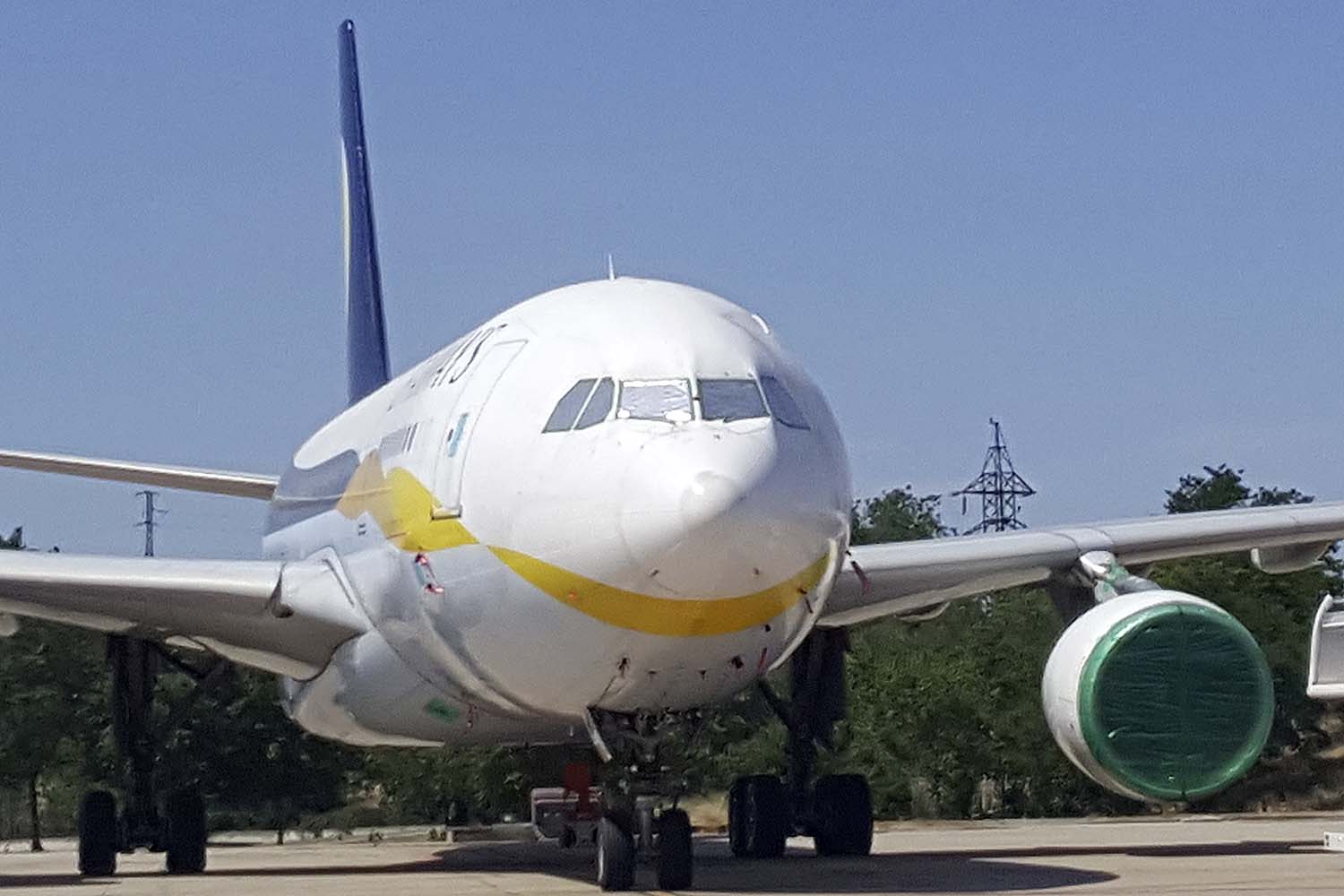 Airbus A330 almacenado con los motores y cristales protegidos.