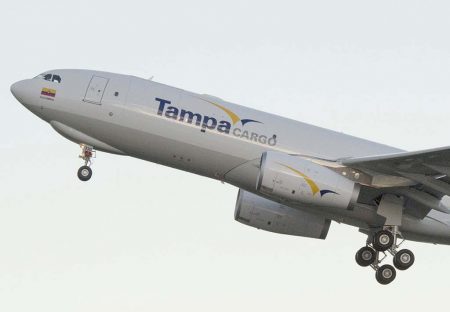 Airbus A330F A330F en el que se aprecia la modificación de las compuertas del tren de aterrizaje delantero.