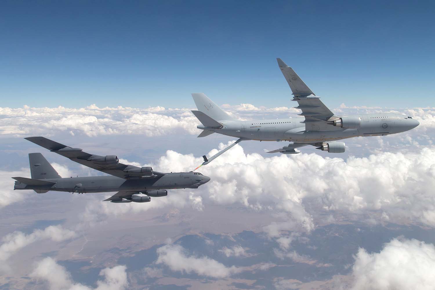 Un A330MRTT australiano reposta a un B-52 de la USAF durante unas maniobras conjuntas.