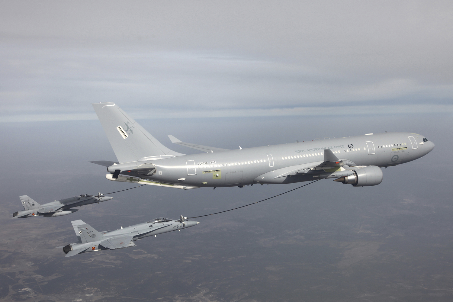 Dos F/A-18 del Ejército del Aire repostando de un A330MRTT durante las pruebas de certificación del cisterna.