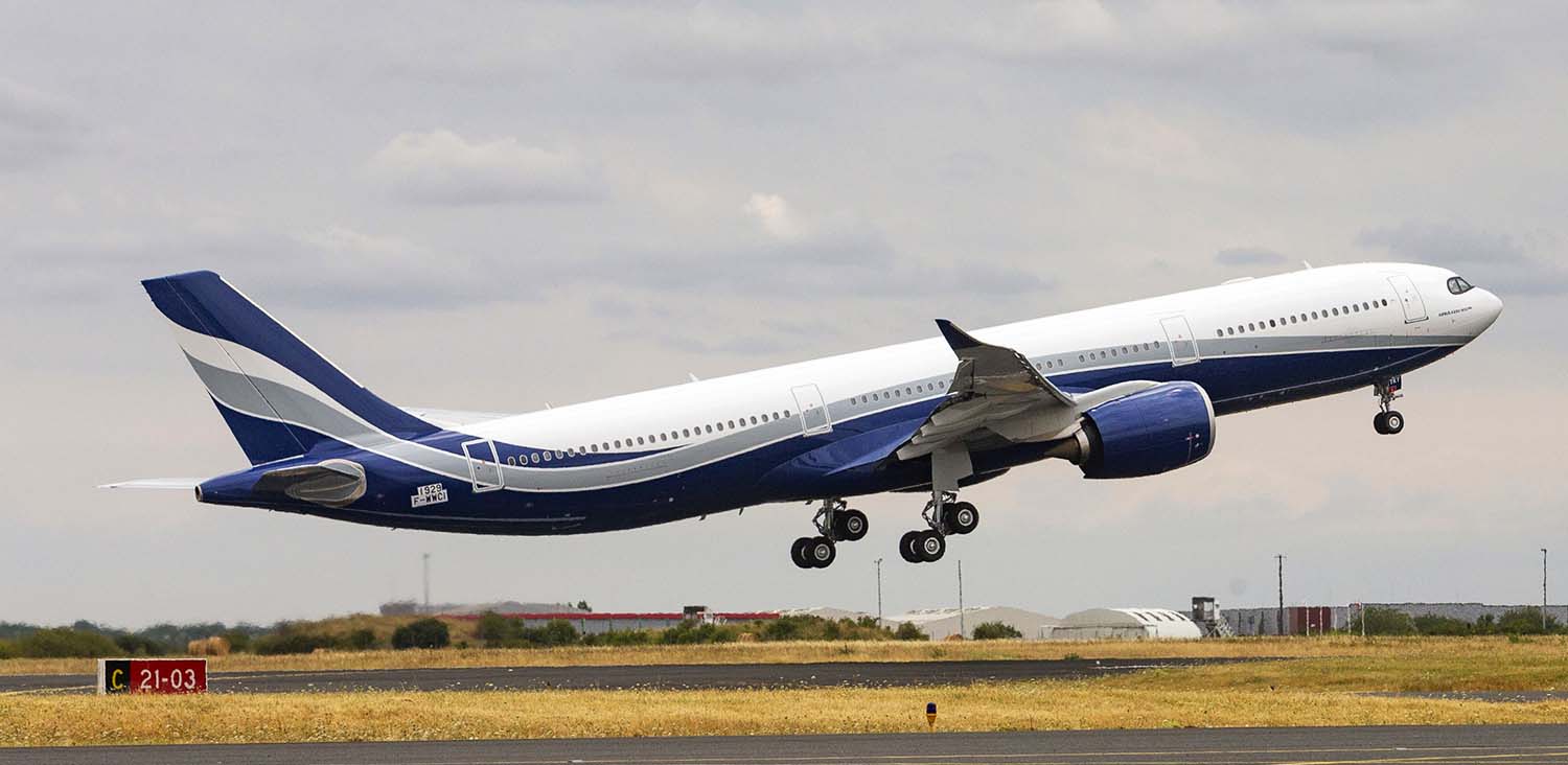 El nuevo Airbus A330-900 de Hi Fly durante uno de sus vuelos de prueba en Touluse.