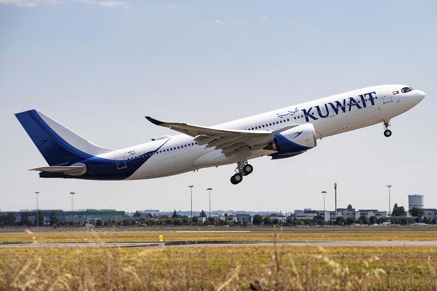 El primero de los Airbus A330-800 de Kuwait Airways despegando para un vuelo de pruebas.