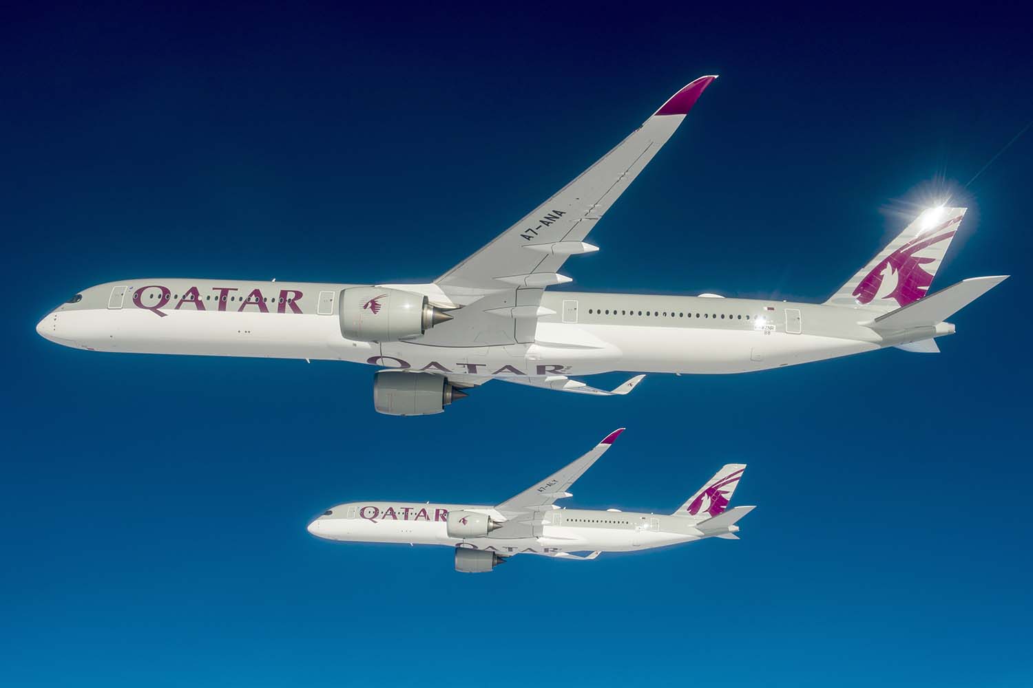 Un A350-1000 y un A350-900 de Qatar Airways durante un vuelo fotográfico y de grabación de video.