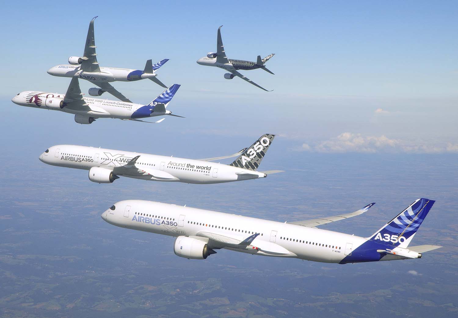 Vuelo en formación de los cinco primeros A350.