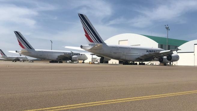 Los dos Airbus A380 de Air France estacionados en Teruel tras su llegada.