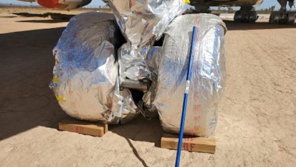 El tren de aterrizaje de un Airbus A380 de Qantas protegido, y el golpeador de ruedas.