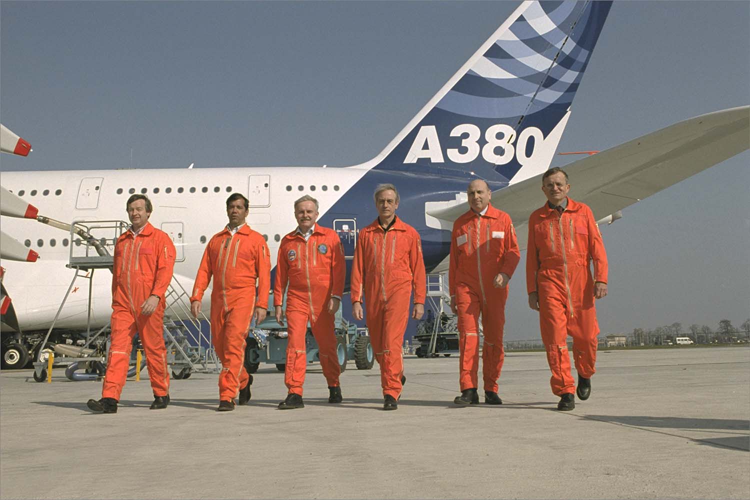 La tripulación del primer vuelo del Airbus A380. El segundo por la izquierda es el español Fernando Alonso.