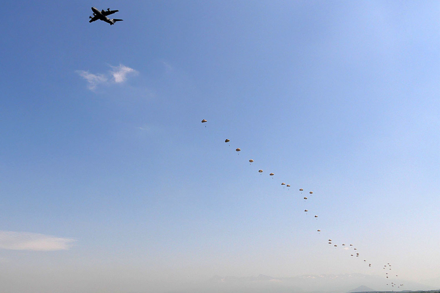 Salto de 50 paracidistas desde un A400M usando una de las puertas laterales del avión.