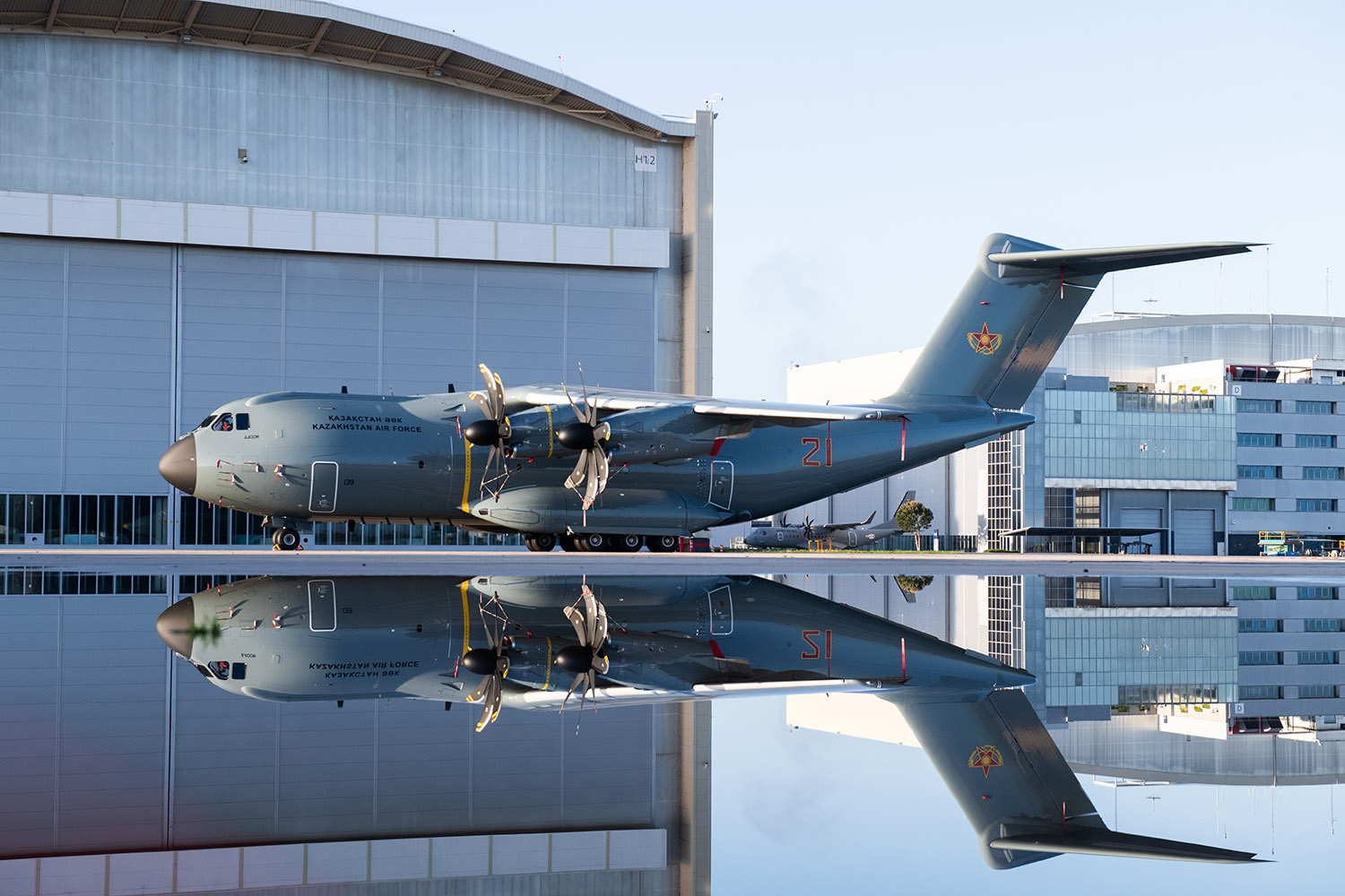 El primero de los dos Airbus A400M para la Fuerza Aérea de Kazajistán em Sevilla.