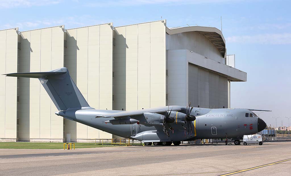 El segundo A400M español en Sevilla a la espera de su primer vuelo.