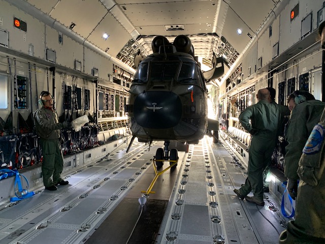 El Cougar de FAMET a bordo del A400M ya anclado para su transporte.