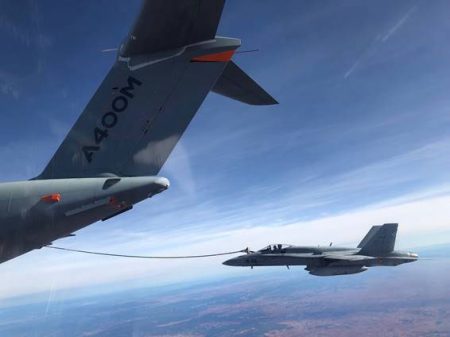 Por primera vez pilotos operativos del Ejército del Aire, y no sólo del CLAEX han podido repostar del A400M.
