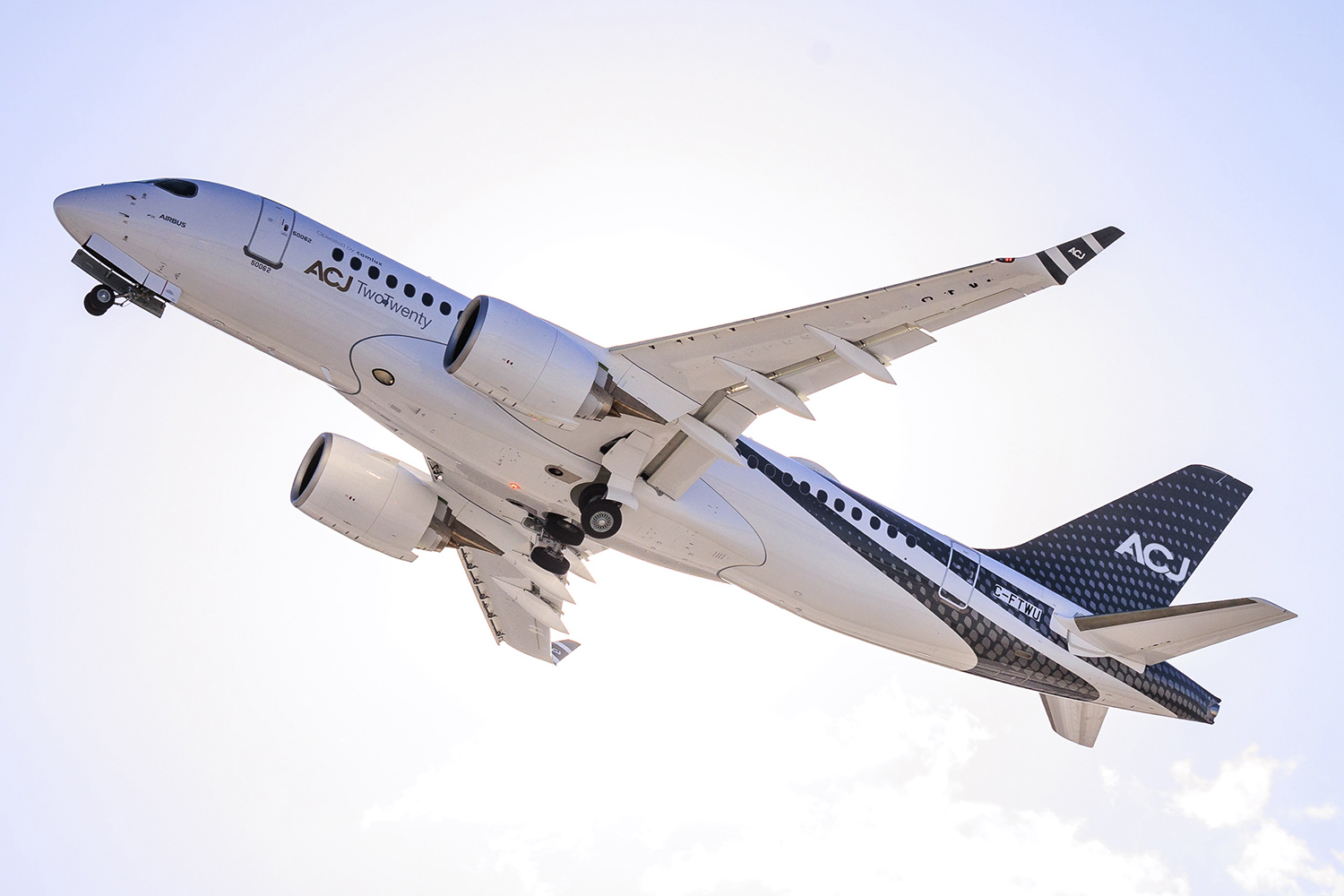 El primer Airbus ACJ TwoTwenty de Comlux en un vuelo de pruebas.