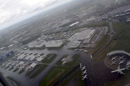 plataforma de aeronaves de Aeroconstellation en Airbus con numerosos A350 en diferentes fases de equipamiento y A320neo aparcados a la espera de sus motores.