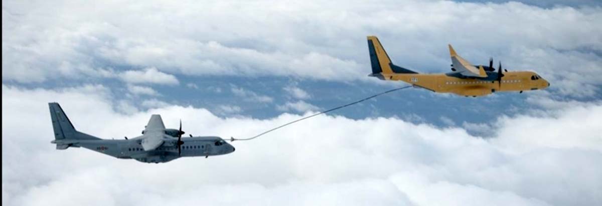 El C295 de Airbus, con el color crema de imprimación y alhias superficies en gris, está siendo usado para diversas pruebas de desarrollo.