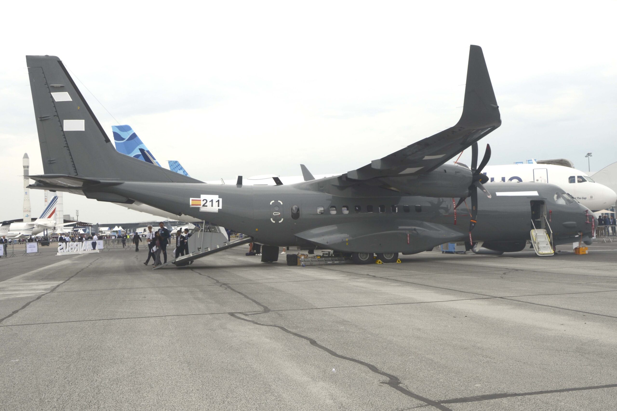 El Airbus C295MPA irlandés en Le Bourget con los emblemas nacionales tapados hasta su entrega en Irlanda.