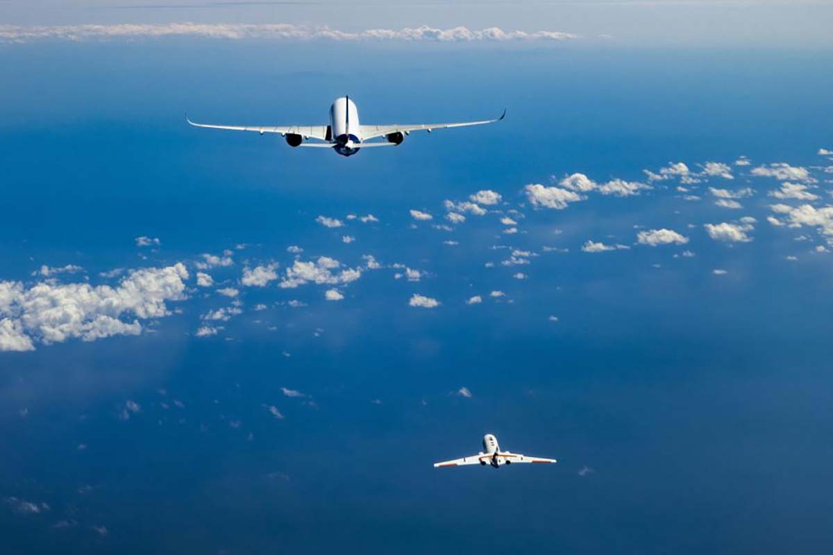 El Airbus A350 y el Falcon 20 durante los ensayos en vuelo de ECLIF3.El Airbus A350 y el Falcon 20 durante los ensayos en vuelo de ECLIF3.