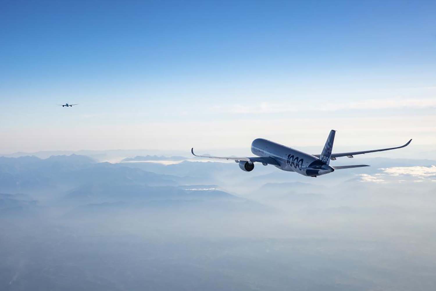 Los dos Airbus A35o volando en formación durante la prueba del programa Fello'fly.