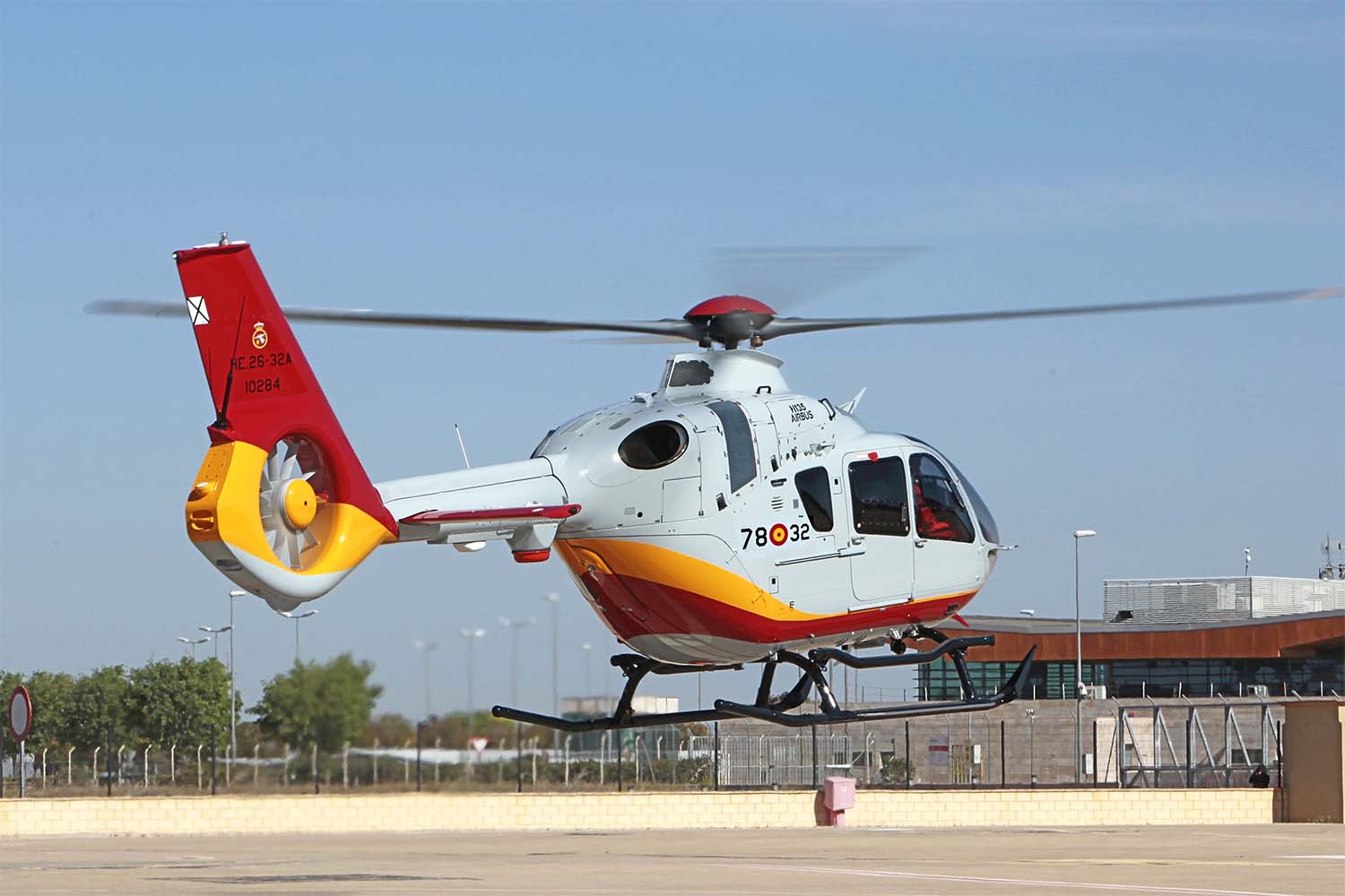 El primer Airbus H135 entregado al Ejército, con su vistosa decoración, ha sido matriculado HE.26-32A/10284.