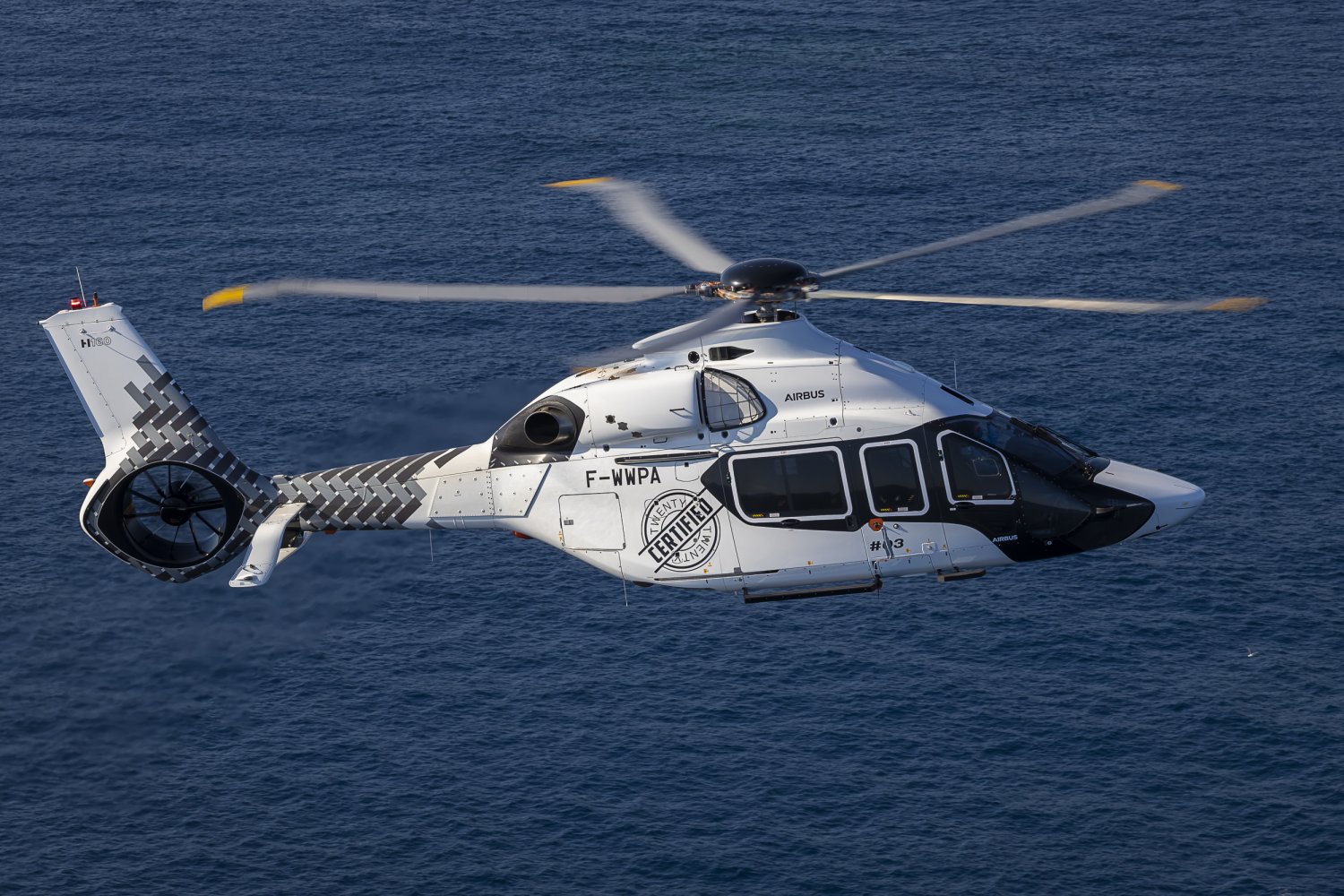Airbus Helicopters ha decorado especialmente el tercer H160 por la certificación.
