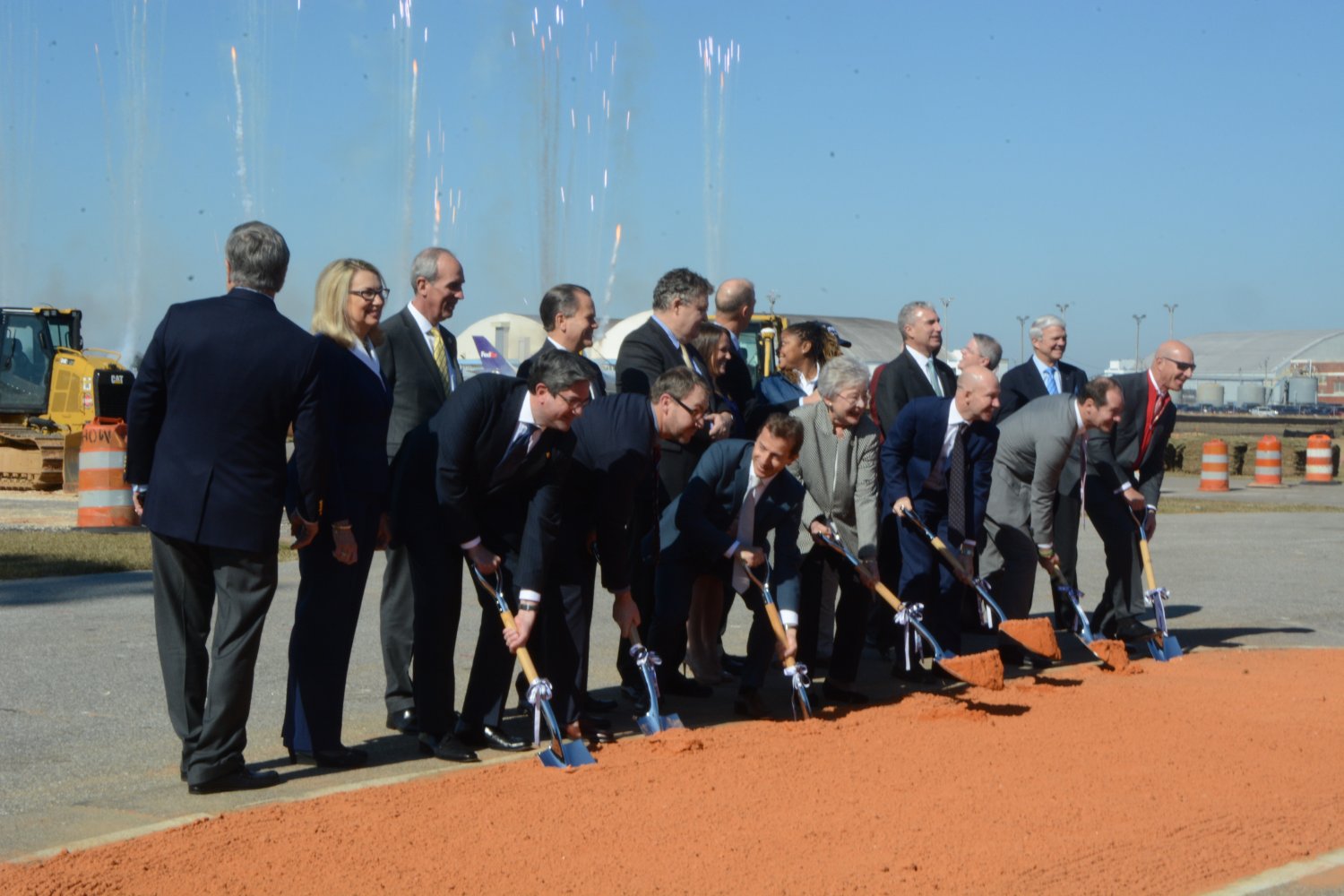 Inicio oficial de las obras de la planta de montaje del Airbus A220 en Mobile a cargo de directivos de Airbus y autoridades de la ciudad y el esado de Alabama.