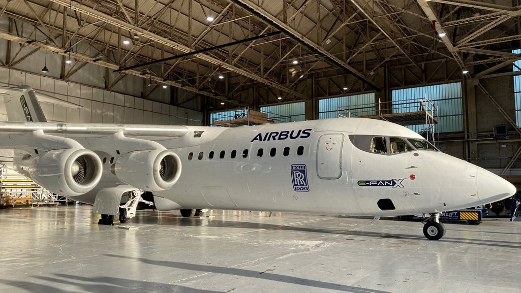 Airbus y Rolls-Royce estaban modificando este AVRO RJ100 para servir de demostrador tecnológico volante de sistemas hibrido-eléctricos .