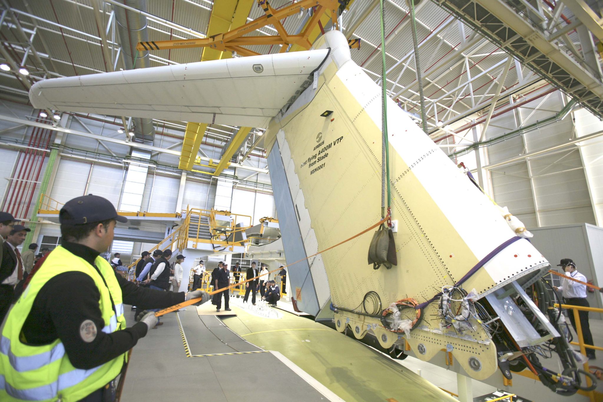 Empleados de Airbus en España instalando la deriva de un A400M en el fuselaje.