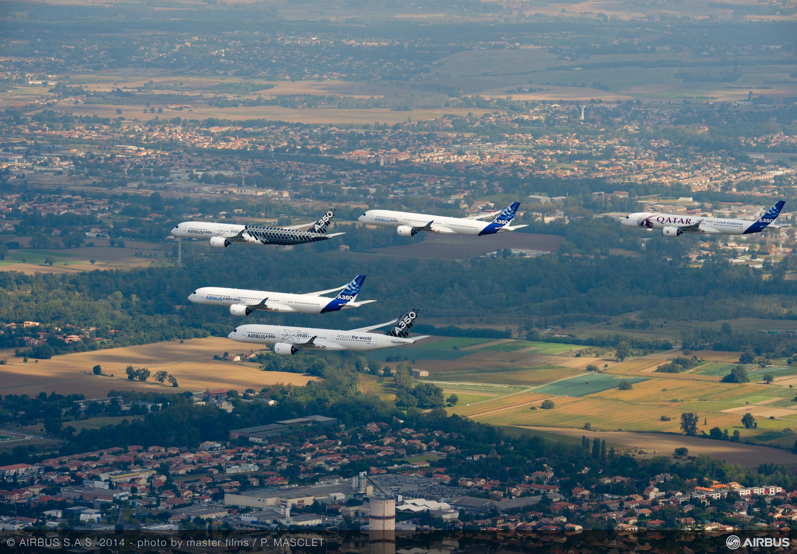 Vuelo en formación de los cinco A350 XWB que han participado en el programa de certificación.