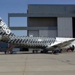 La decoración del A350 F-WWCF imita el aspecto de la fibra de carbono de la que está hecho en gran parte.