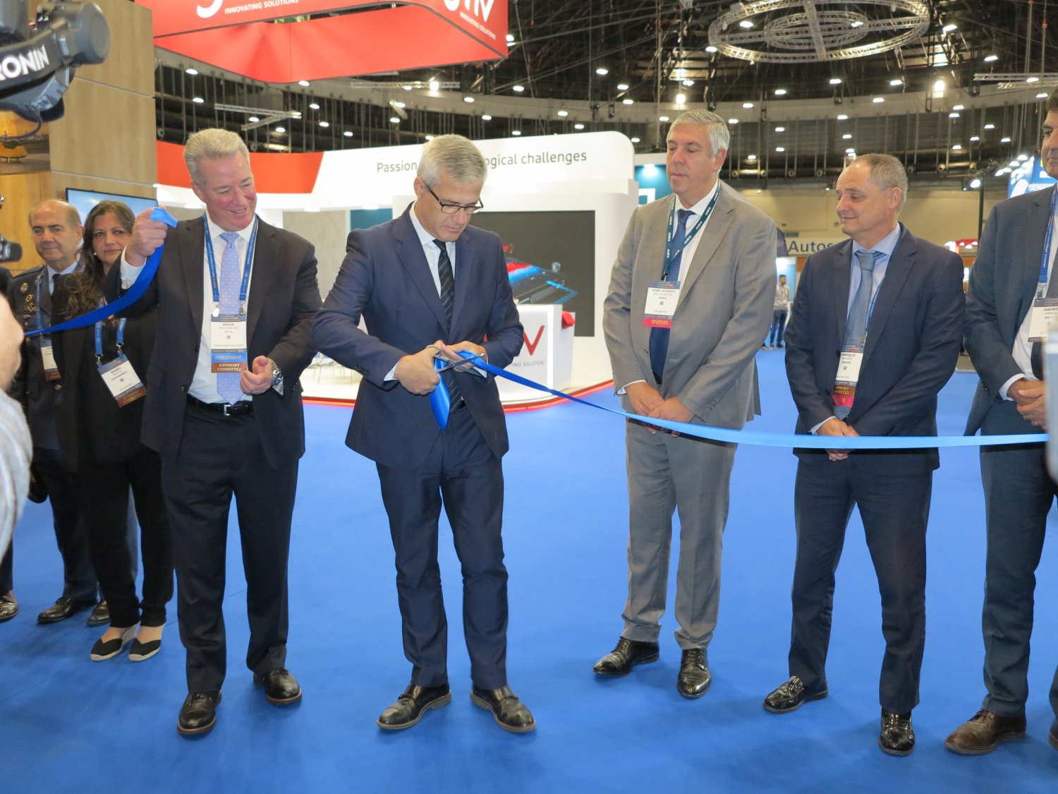 Corte de cinta ceremonial a cargo de Diego Lucas.