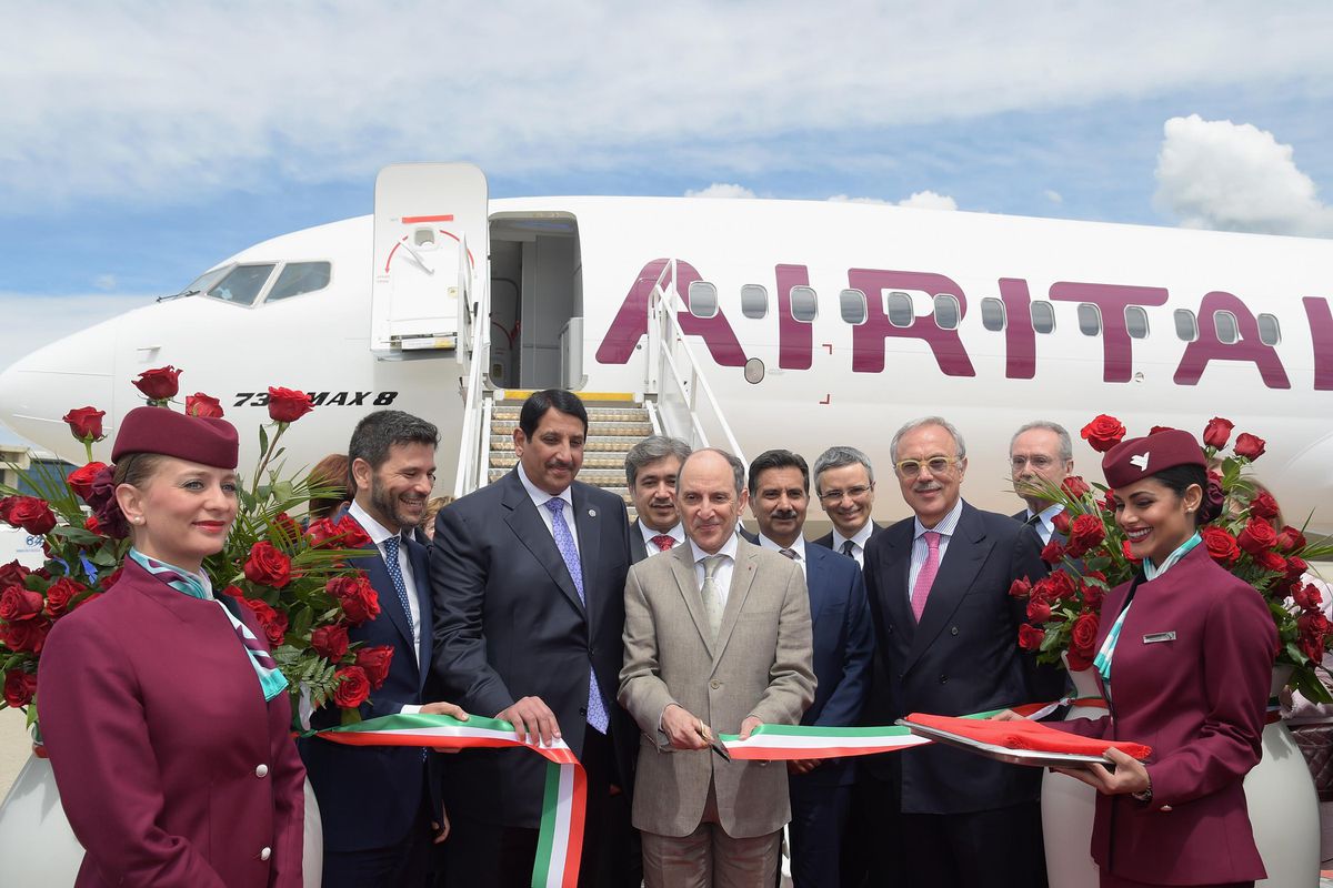 Akbar Al Baker, con traje claro, en la entrega a Air Italy del primer Boeing 737 MAX.